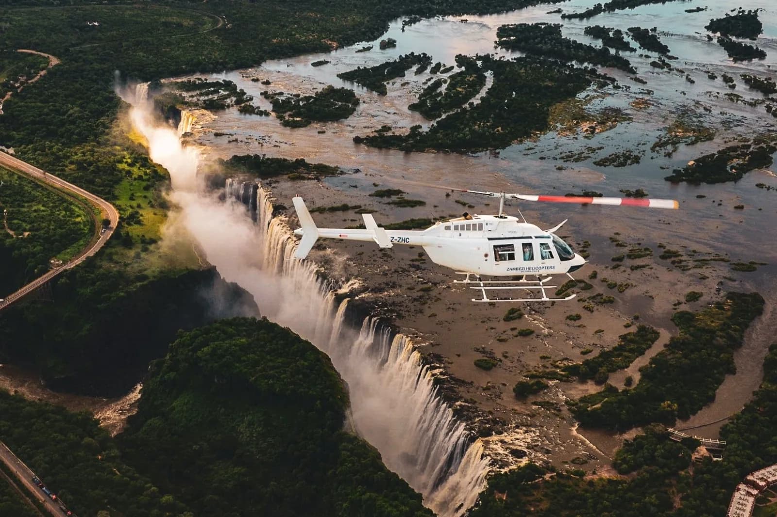 Helikopter über den Victoriafällen