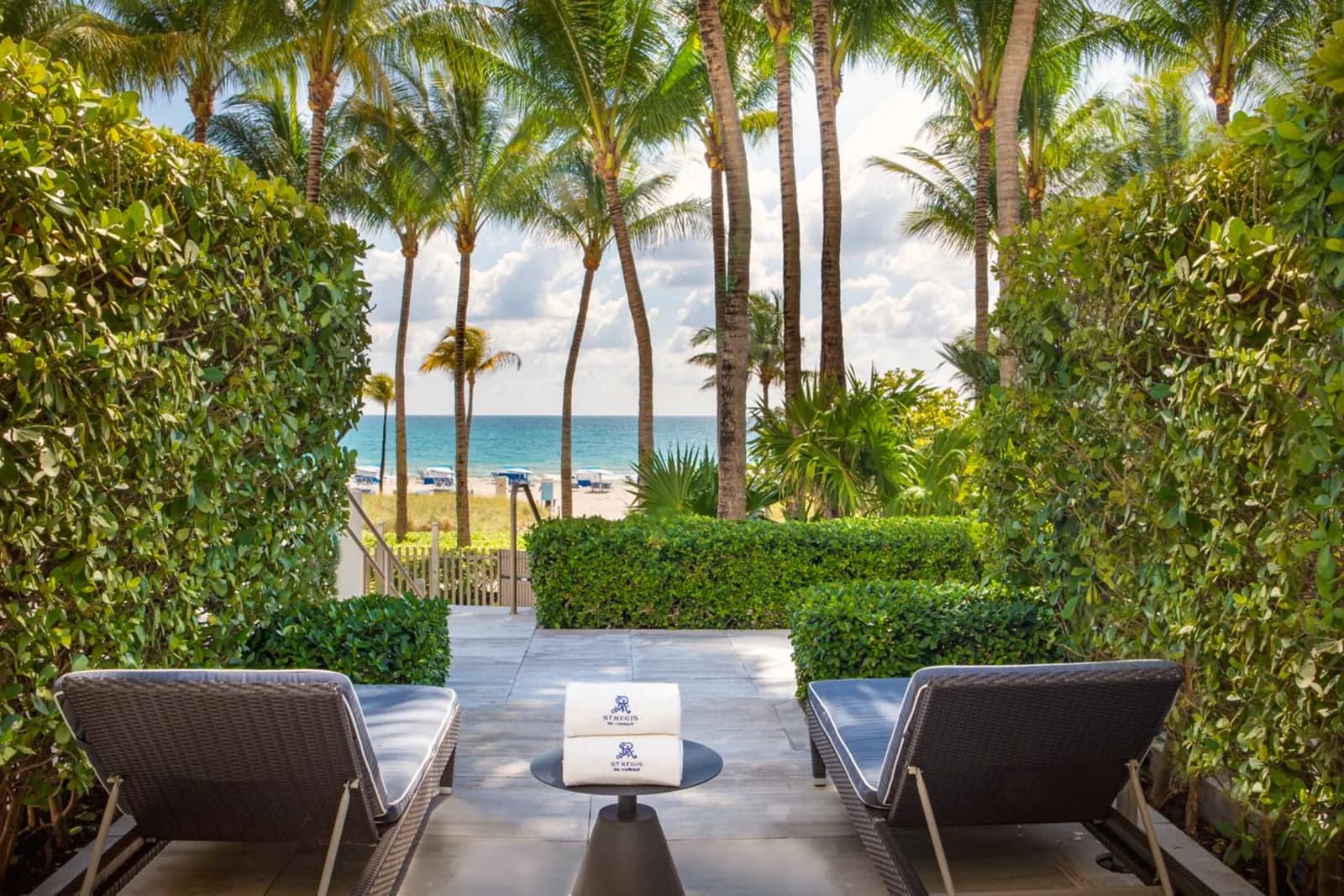 Oceanfront Day Villa des St. Regis, eine Cabana direkt am Strand