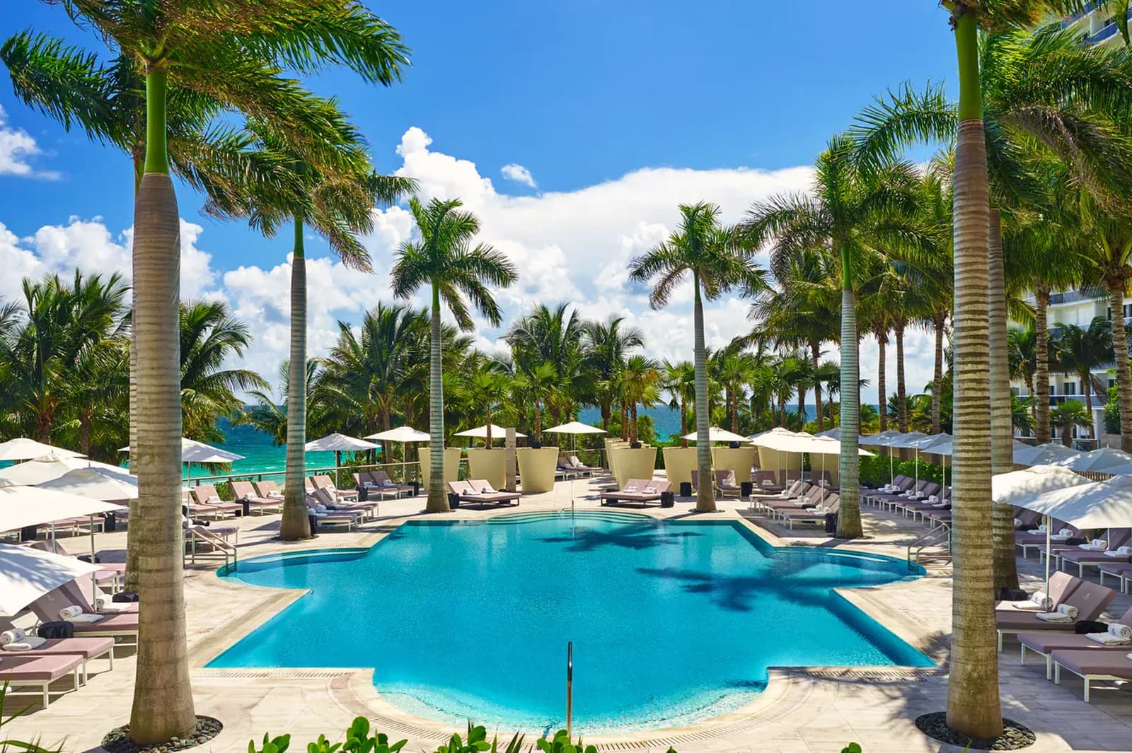 St. Regis Bal Harbour – Resortpool zwischen Palmen