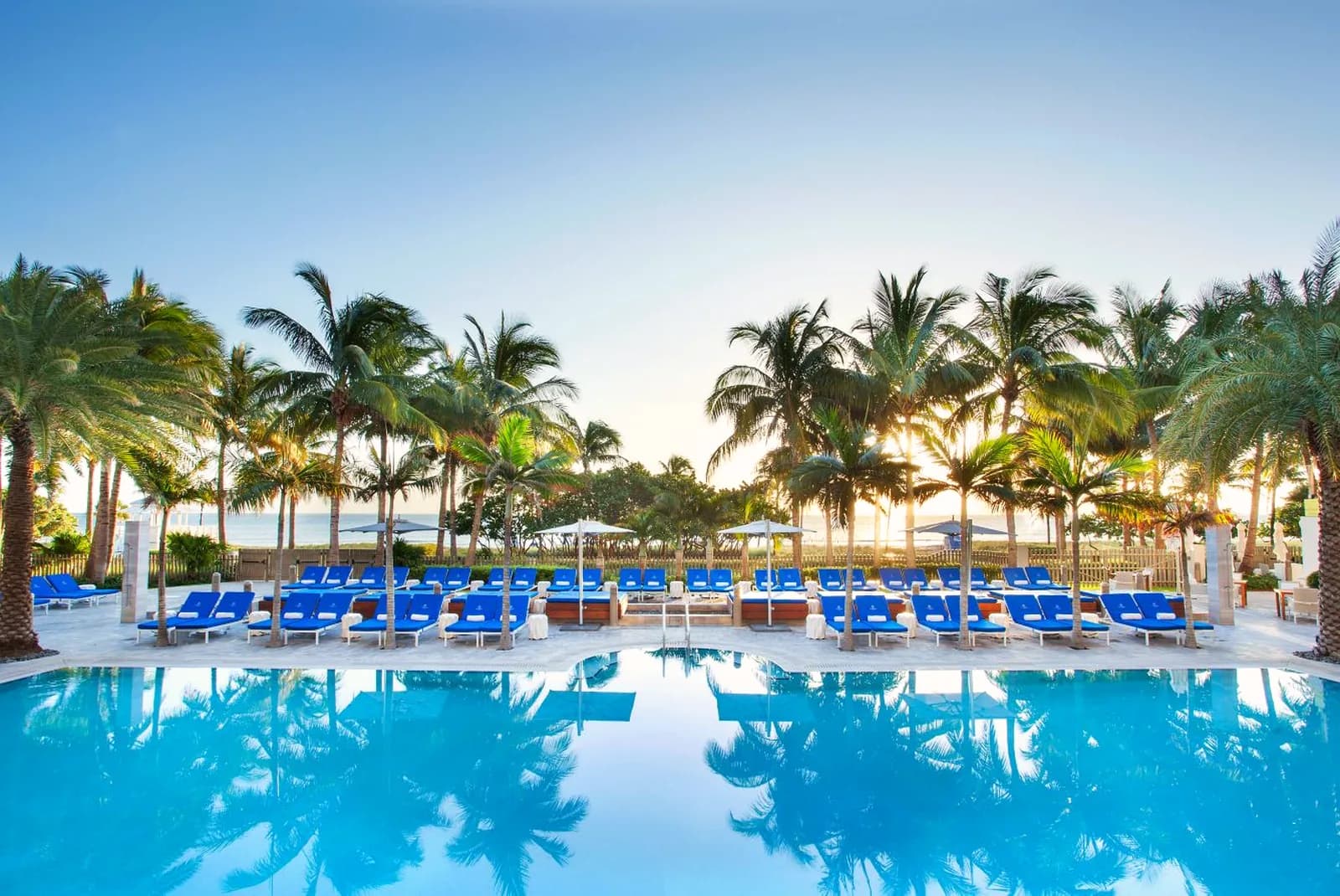 Pool und Strand des St. Regis Bal Harbour