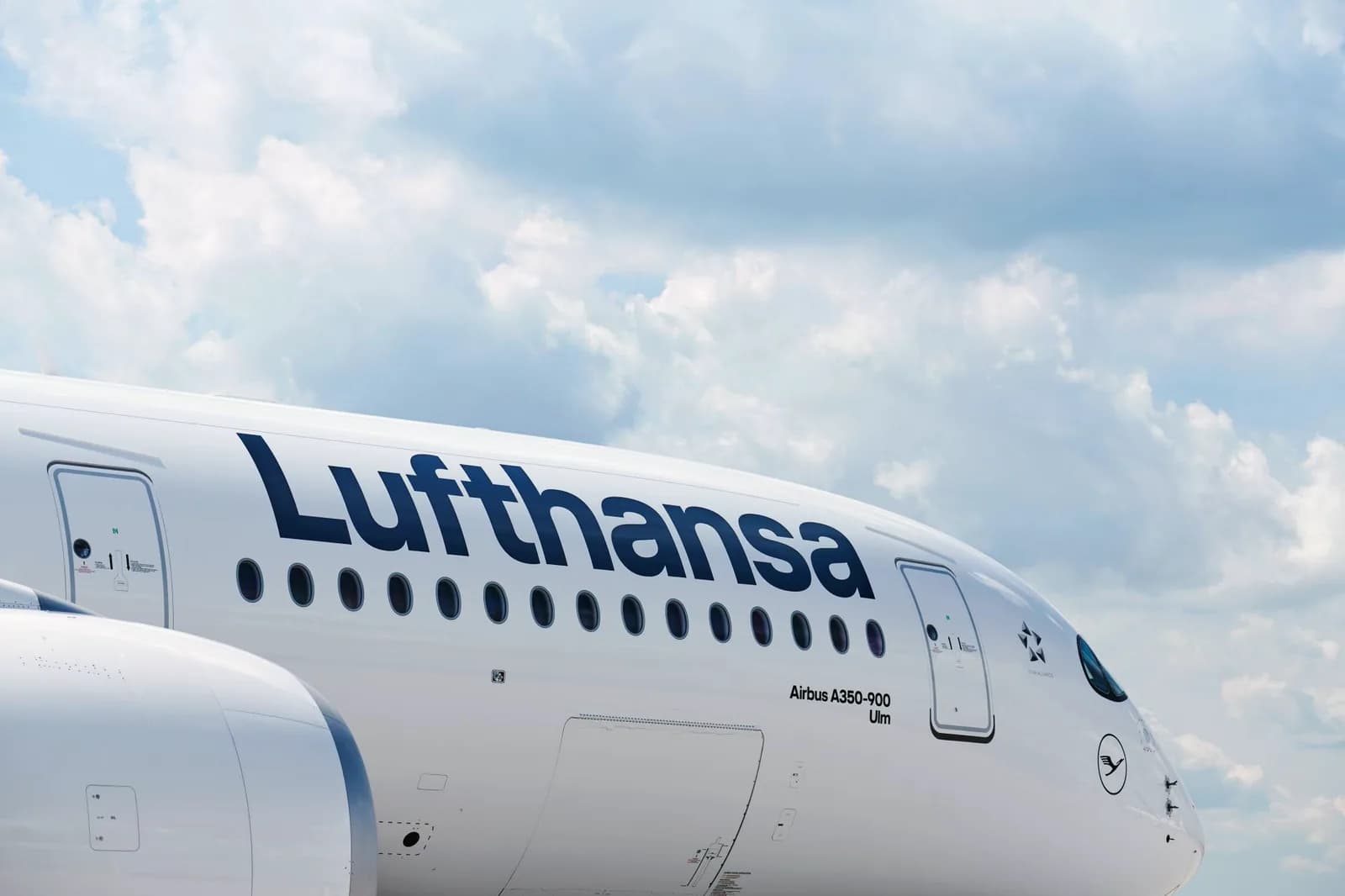 Airbus A350 der Lufthansa vor bewölktem Himmel