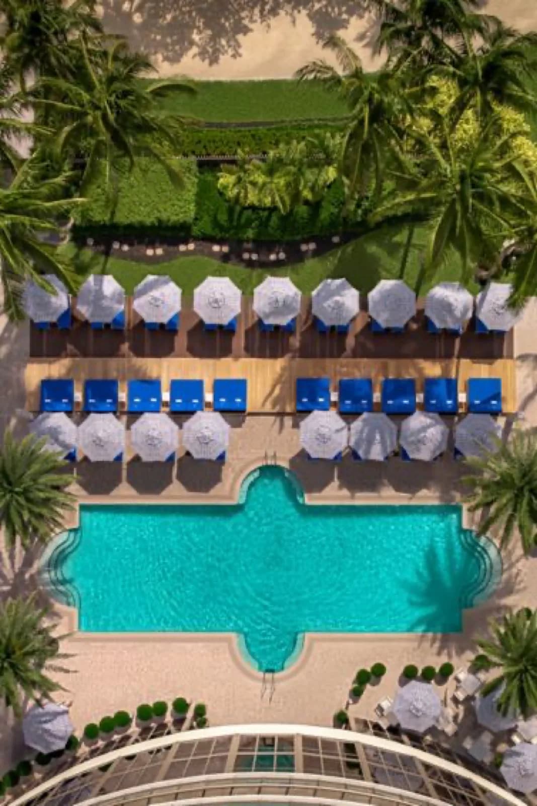Pools, Cabanas und Privatstrand des St. Regis Bal Harbour von oben