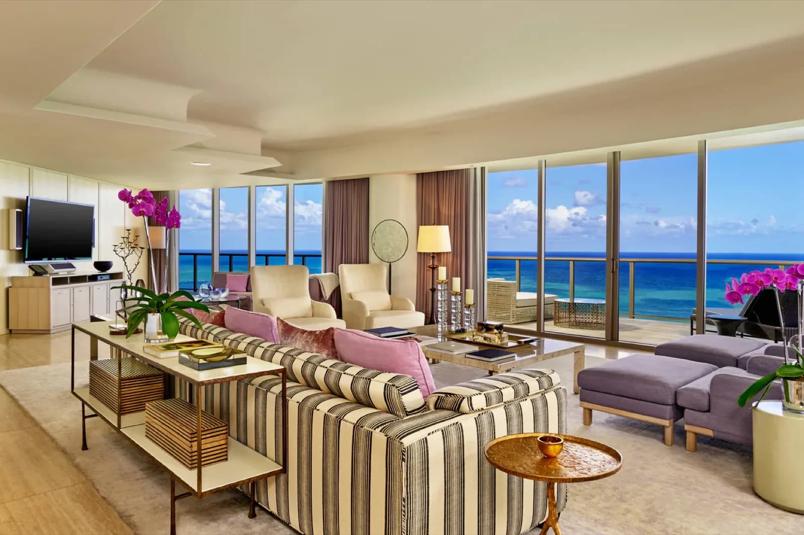 St. Regis Bal Harbour – Wohnraum einer Suite mit Fensterfront zum Meer
