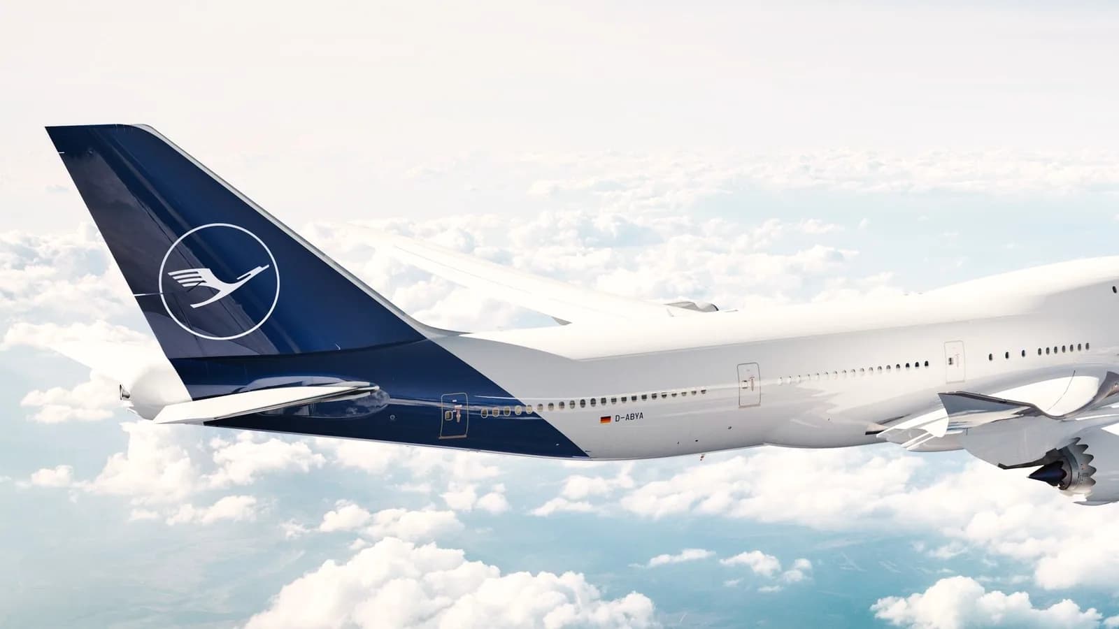 Boeing 747-8 der Lufthansa über den Wolken