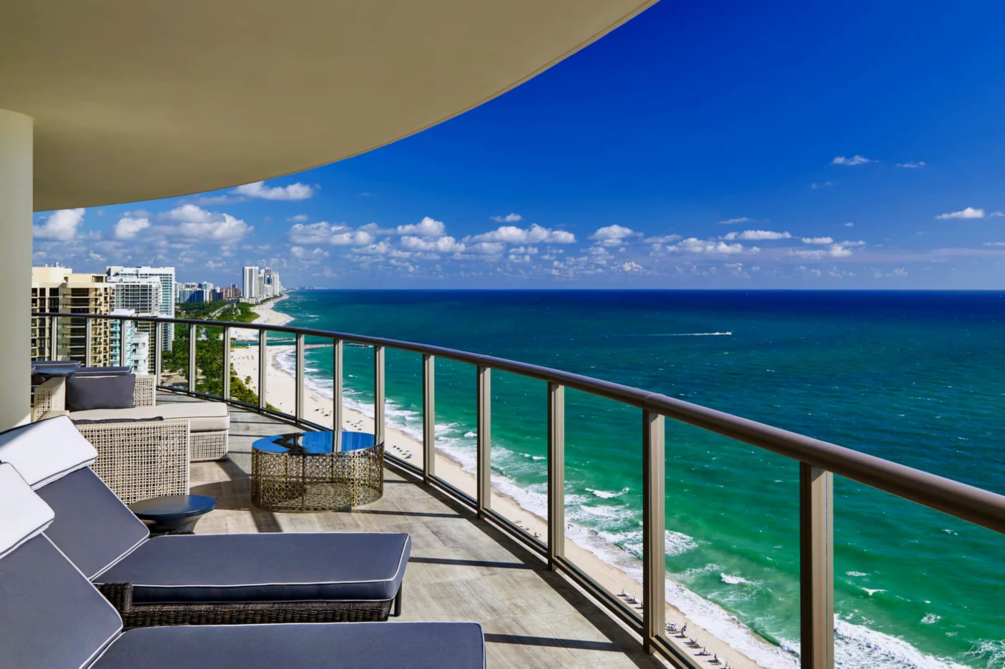 Blick vom Balkon einer Suite im St. Regis Bal Harbour über den Atlantik