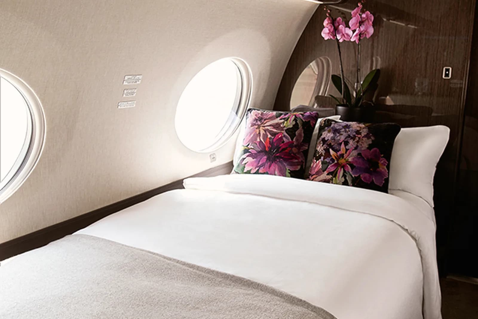 Schlafkabine der Gulfstream G650ER mit gemachtem Bett