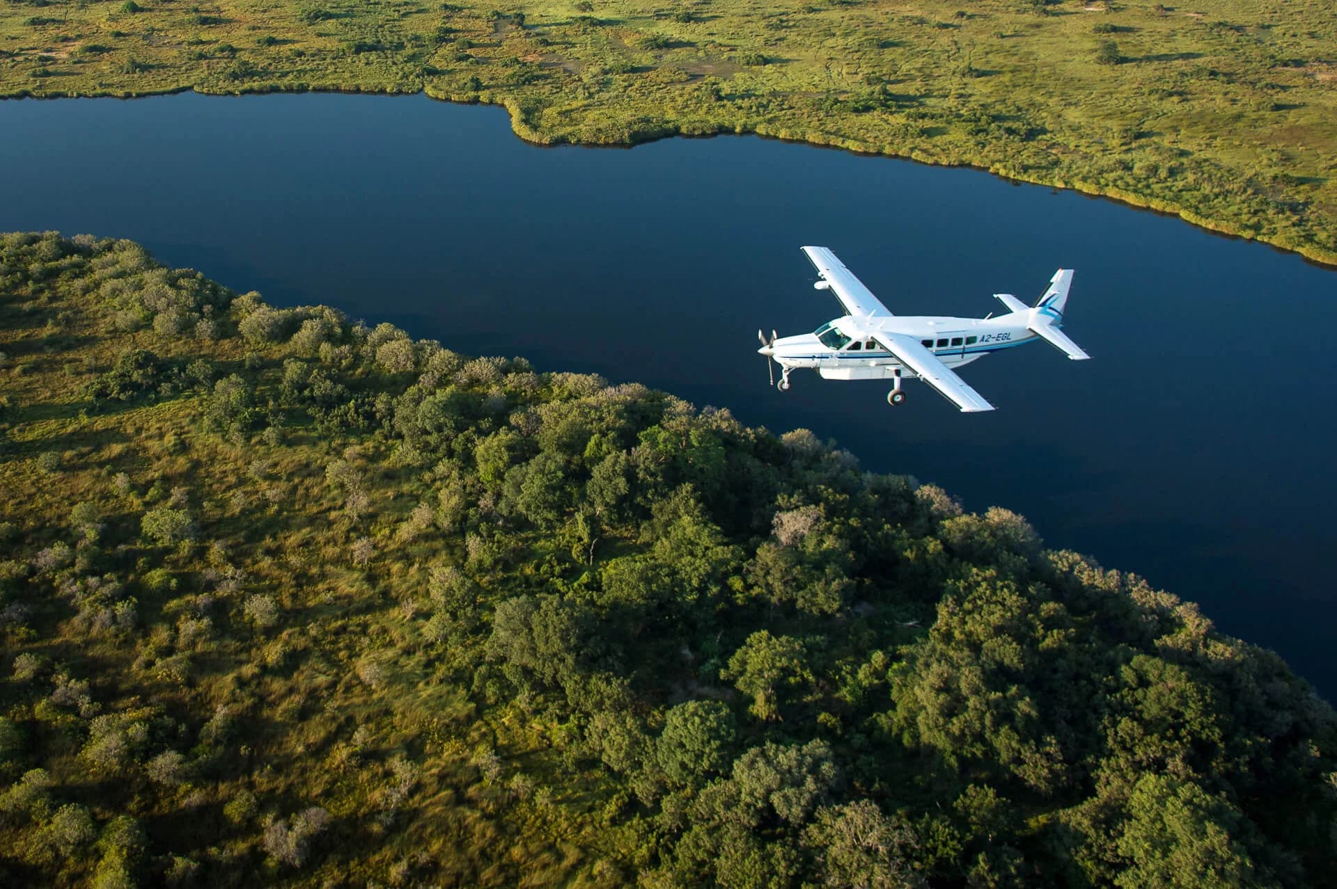 Cessna 208 über den Wasserarmen des Okavango-Deltas