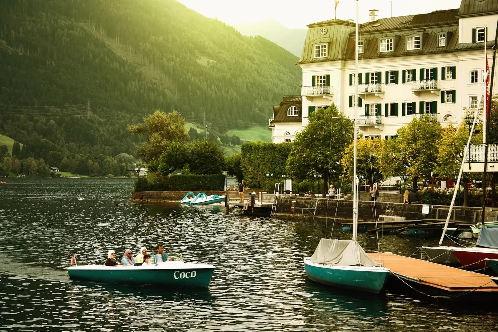 Grandhotel Zell am See – Bootssteg im Abendlicht